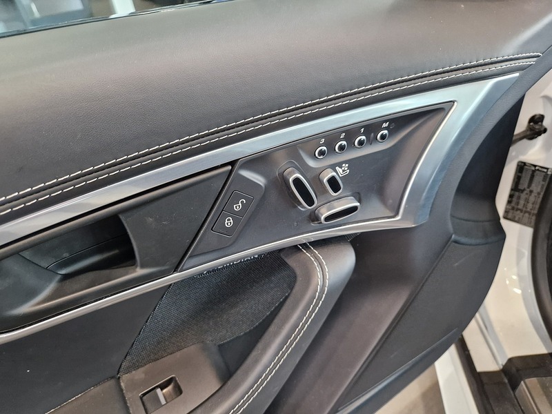 Jaguar F-Type V6 Chequered Flag - U12006