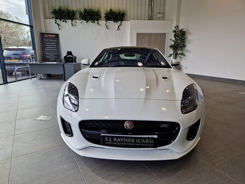 Jaguar F-Type V6 Chequered Flag - U12006