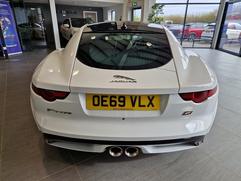 Jaguar F-Type V6 Chequered Flag - U12006