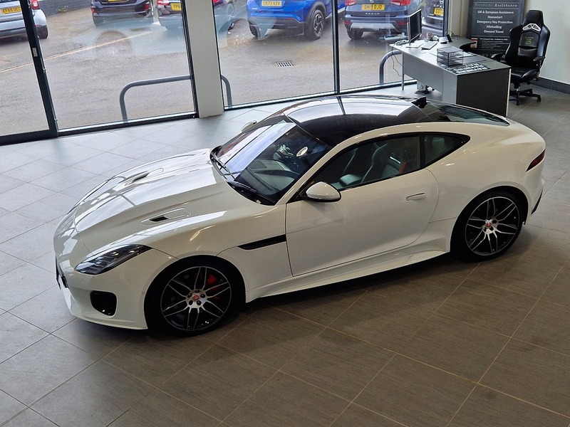 Jaguar F-Type V6 Chequered Flag - U12006