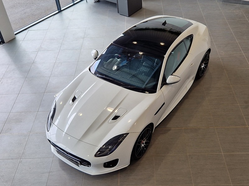 Jaguar F-Type V6 Chequered Flag - U12006