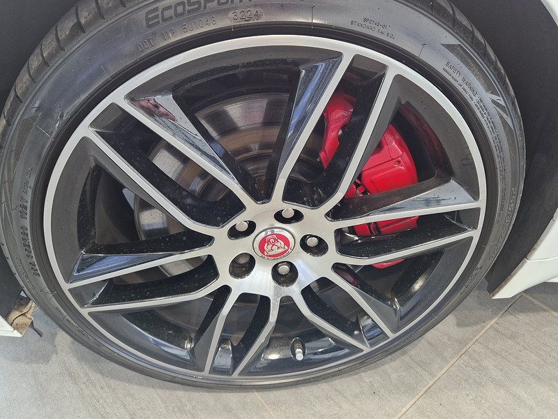 Jaguar F-Type V6 Chequered Flag - U12006