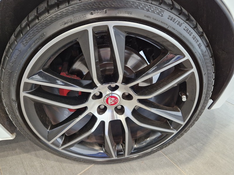 Jaguar F-Type V6 Chequered Flag - U12006