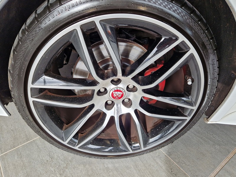 Jaguar F-Type V6 Chequered Flag - U12006