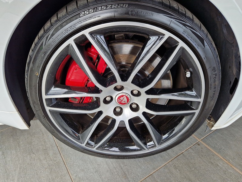 Jaguar F-Type V6 Chequered Flag - U12006