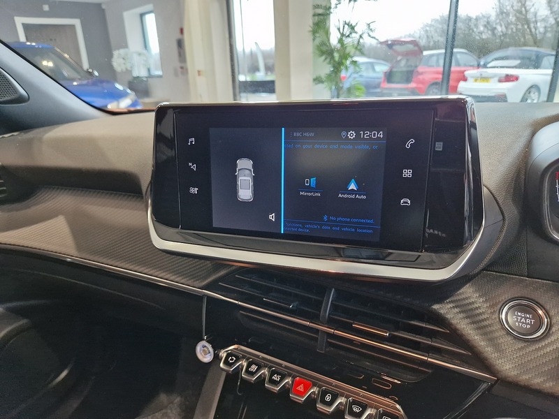 Peugeot 2008 PureTech Active Premium + - U12021