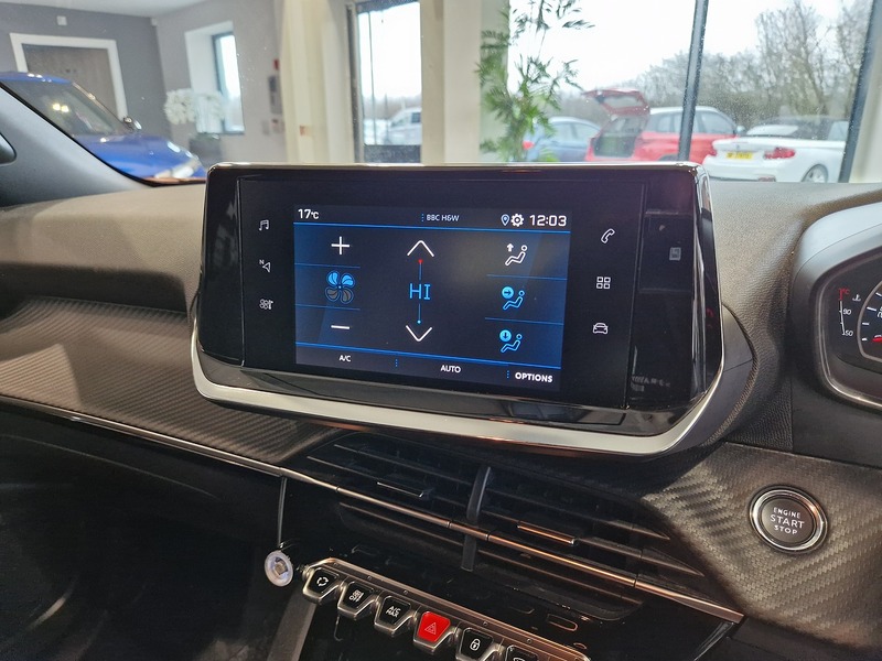 Peugeot 2008 PureTech Active Premium + - U12021