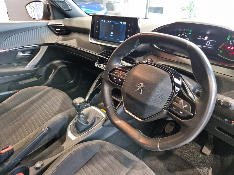 Peugeot 2008 PureTech Active Premium + - U12021