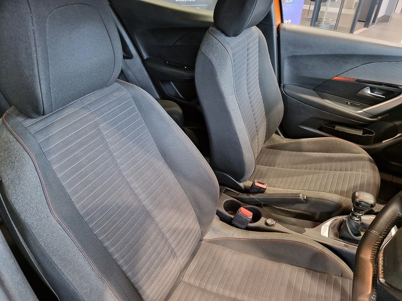 Peugeot 2008 PureTech Active Premium + - U12021