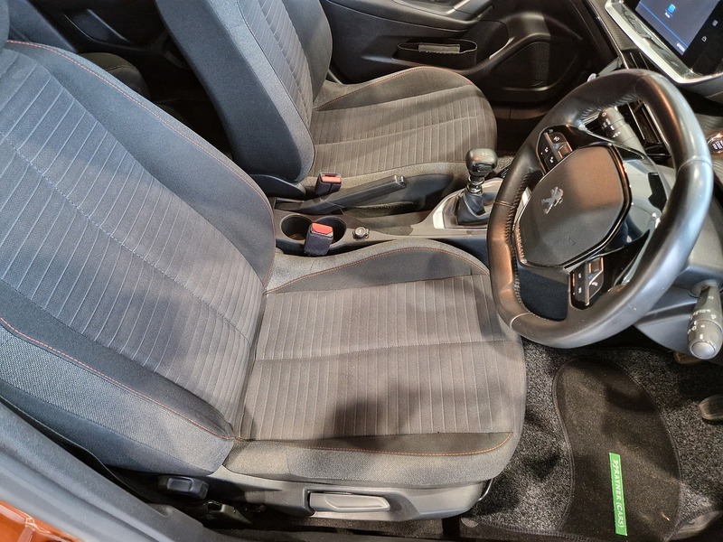 Peugeot 2008 PureTech Active Premium + - U12021