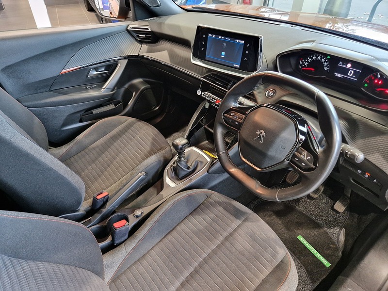 Peugeot 2008 PureTech Active Premium + - U12021