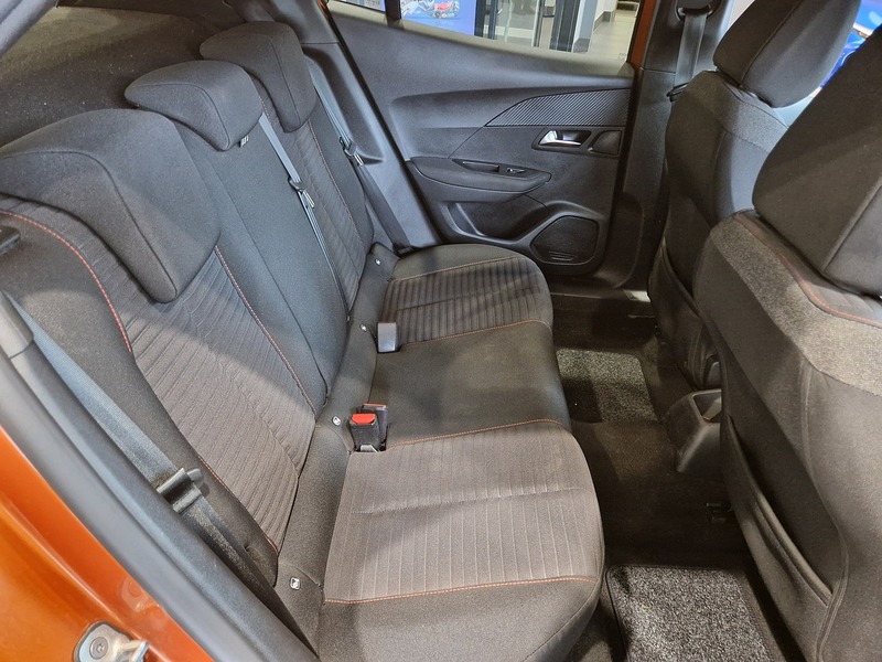 Peugeot 2008 PureTech Active Premium + - U12021
