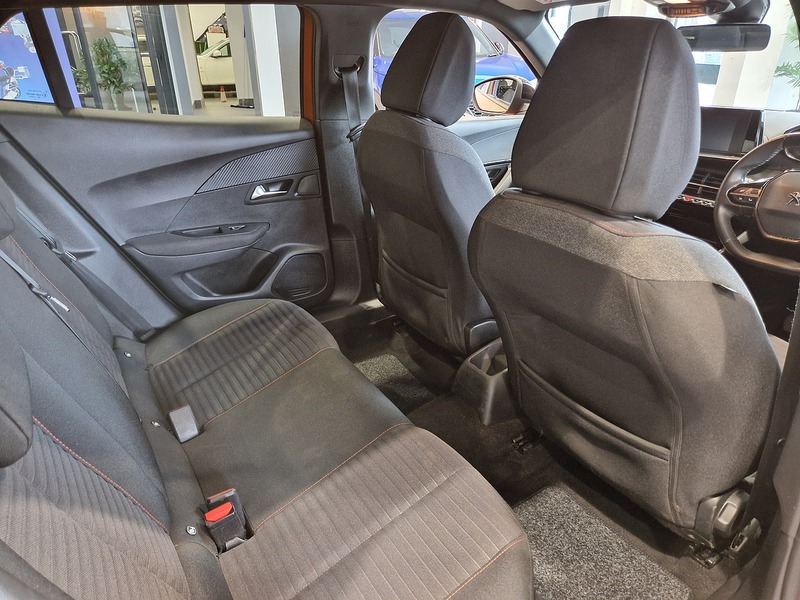 Peugeot 2008 PureTech Active Premium + - U12021