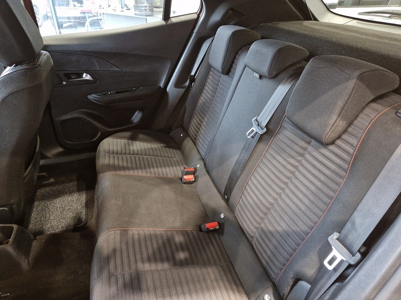 Peugeot 2008 PureTech Active Premium + - U12021