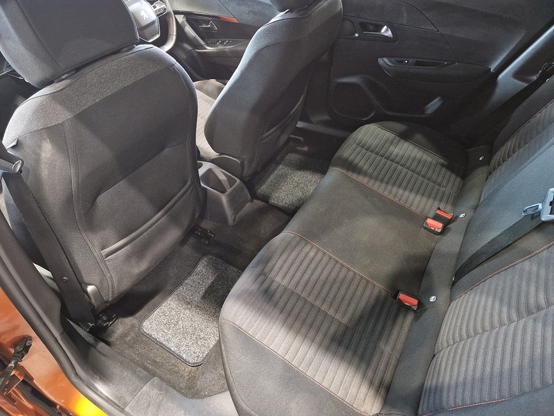 Peugeot 2008 PureTech Active Premium + - U12021