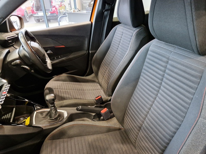 Peugeot 2008 PureTech Active Premium + - U12021