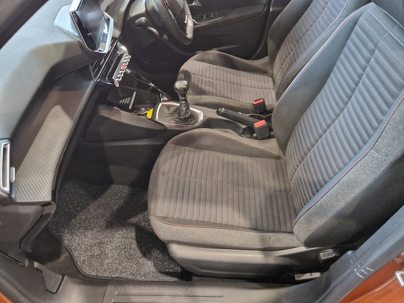 Peugeot 2008 PureTech Active Premium + - U12021