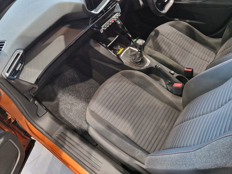 Peugeot 2008 PureTech Active Premium + - U12021