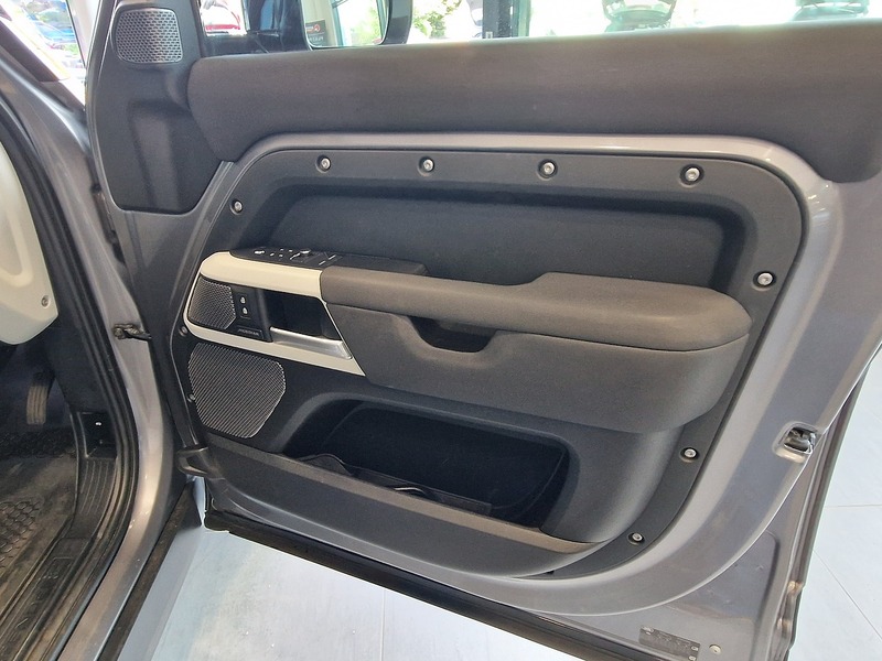 Land Rover Defender 110 D250 MHEV SE - U12090