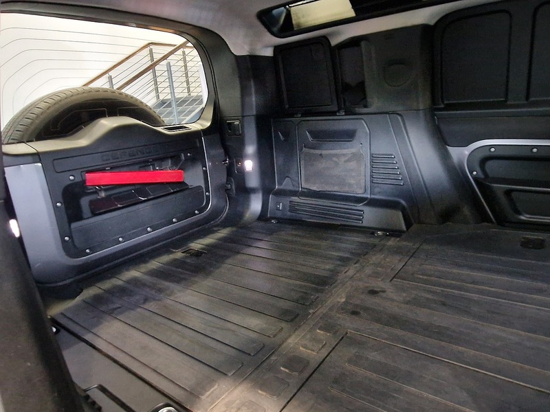 Land Rover Defender 110 D250 MHEV SE - U12090