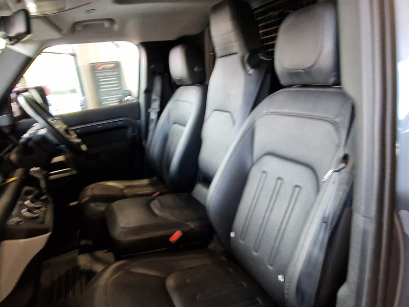 Land Rover Defender 110 D250 MHEV SE - U12090