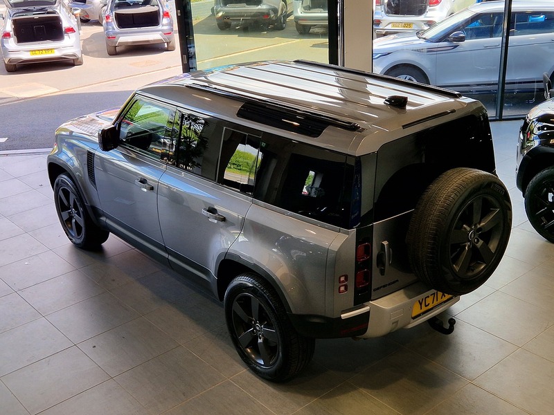 Land Rover Defender 110 D250 MHEV SE - U12090