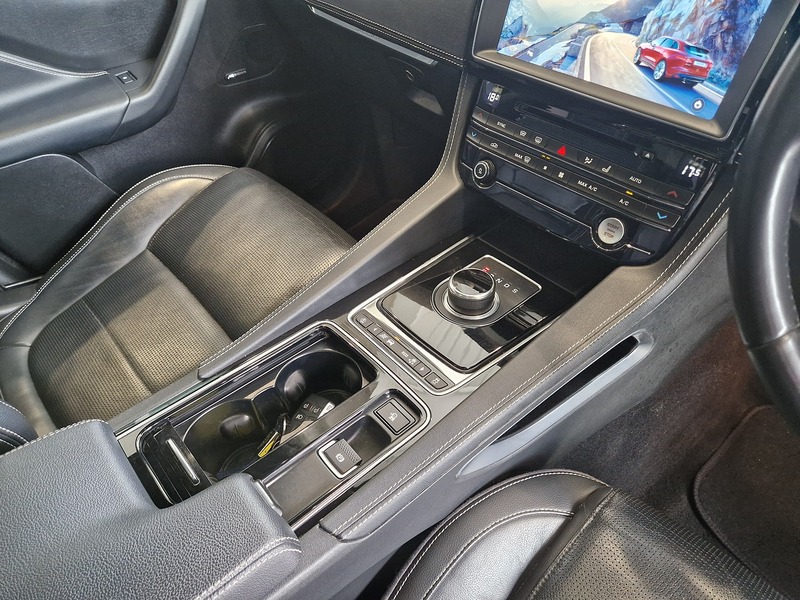 Jaguar F-PACE D180 Chequered Flag - U12118