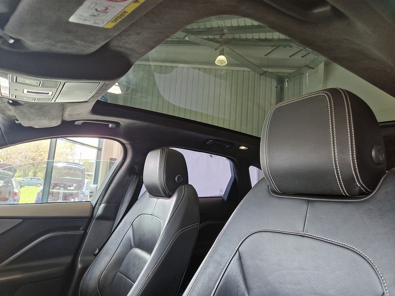 Jaguar F-PACE D180 Chequered Flag - U12118