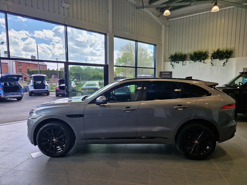 Jaguar F-PACE D180 Chequered Flag - U12118