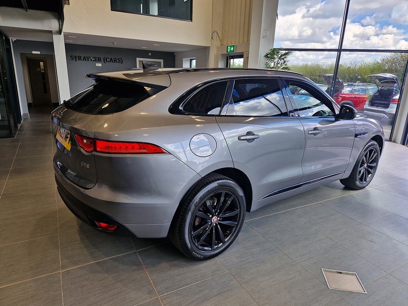 Jaguar F-PACE D180 Chequered Flag - U12118
