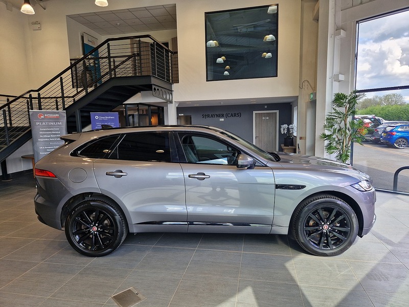 Jaguar F-PACE D180 Chequered Flag - U12118
