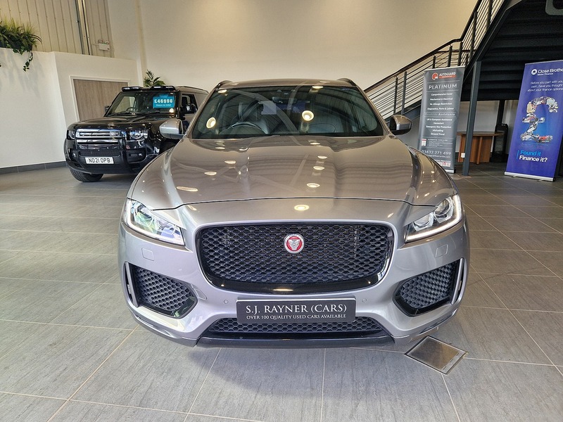 Jaguar F-PACE D180 Chequered Flag - U12118