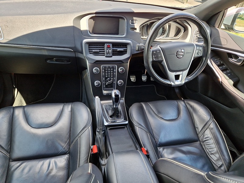 Volvo V40 T2 R-Design Edition - U12185