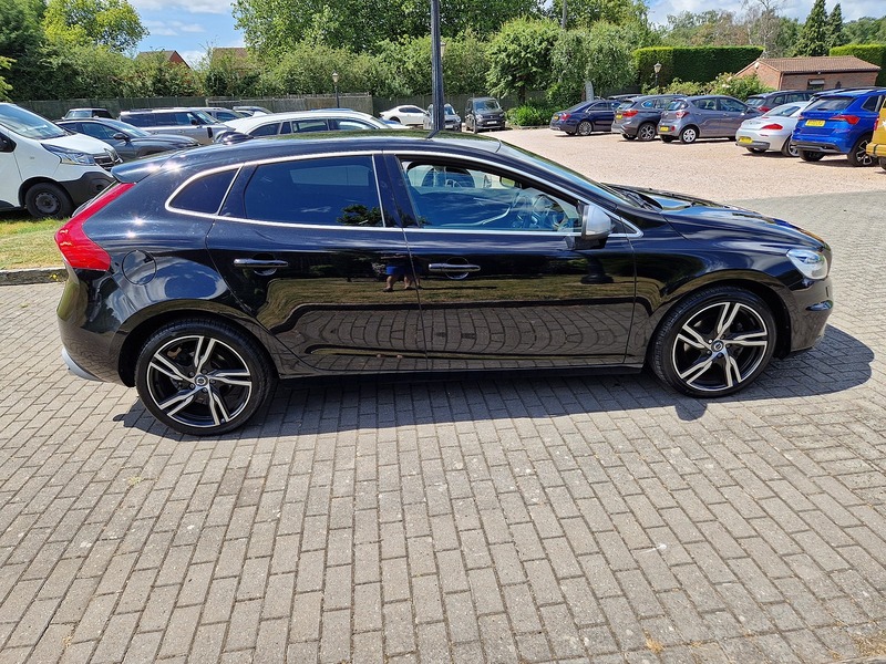 Volvo V40 T2 R-Design Edition - U12185