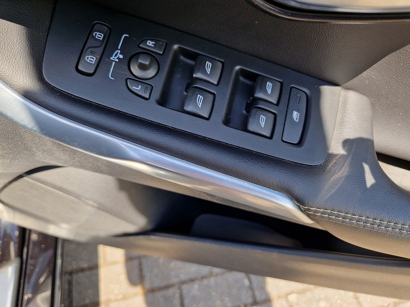 Volvo V40 T2 R-Design Edition - U12185