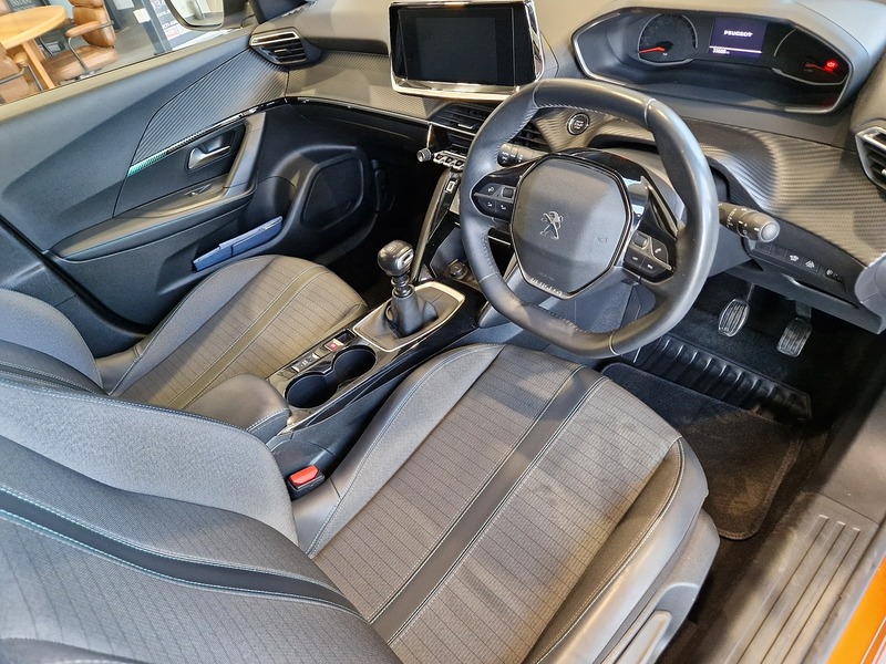Peugeot 2008 PureTech Allure - U12223
