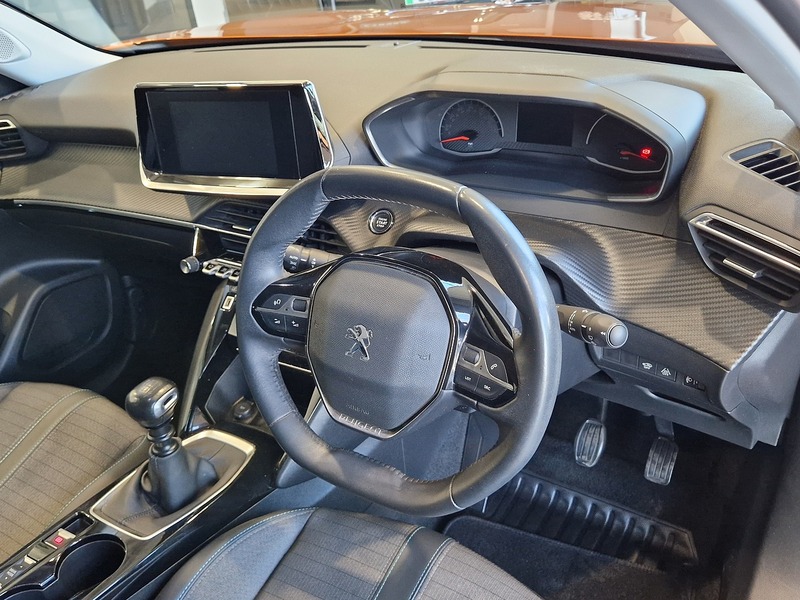 Peugeot 2008 PureTech Allure - U12223