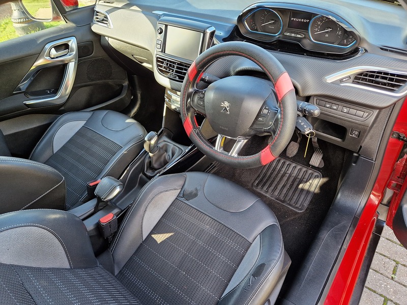 Peugeot 2008 PureTech Allure - U12306