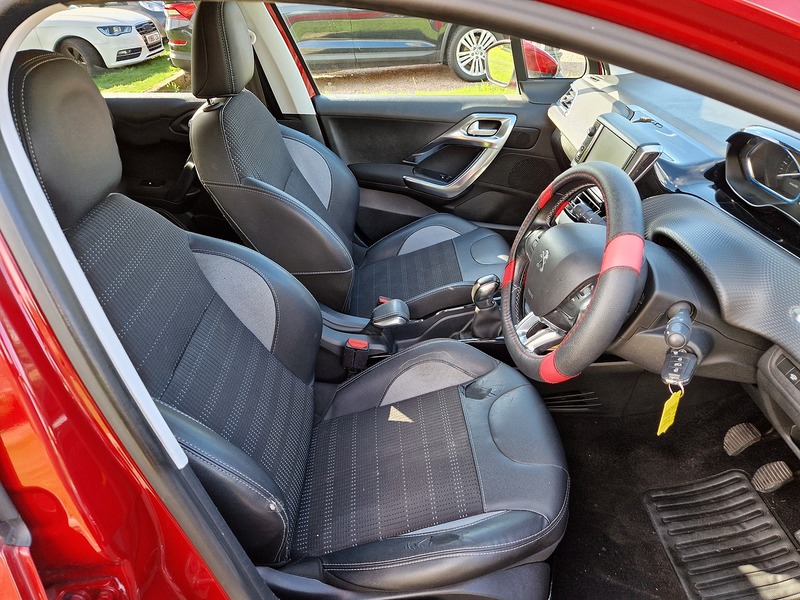 Peugeot 2008 PureTech Allure - U12306