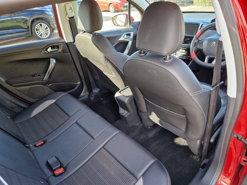Peugeot 2008 PureTech Allure - U12306
