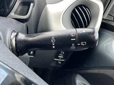 Peugeot 108 1.2 VTi PureTech Allure Hatchback 5dr Petrol Manual Euro 5 (82 ps) - U125501
