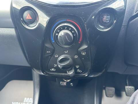 Peugeot 108 1.2 VTi PureTech Allure Hatchback 5dr Petrol Manual Euro 5 (82 ps) - U125501