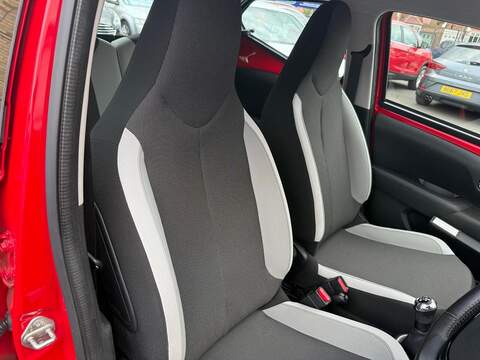Toyota AYGO 1.0 VVT-i x-play Euro 6 5dr - U125619