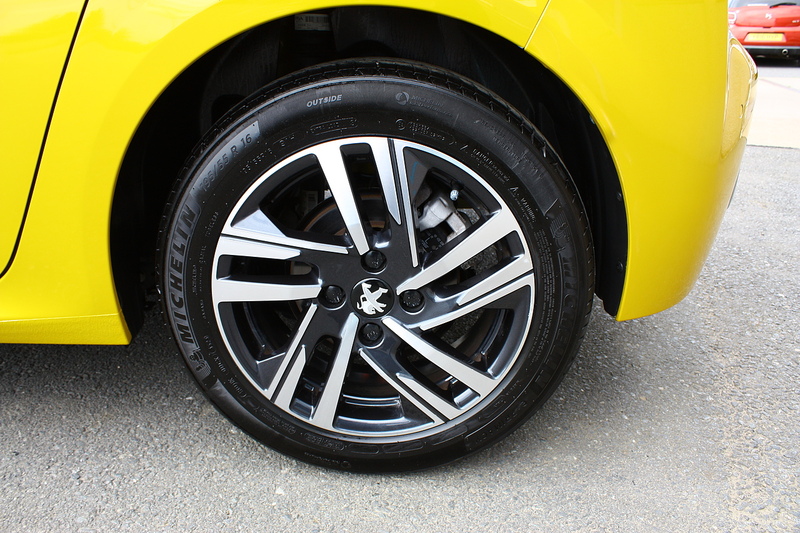 Peugeot 208 1.2 PureTech Allure Premium + - U305