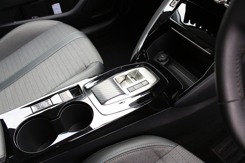 Peugeot 208 1.2 PureTech Allure Premium + - U305