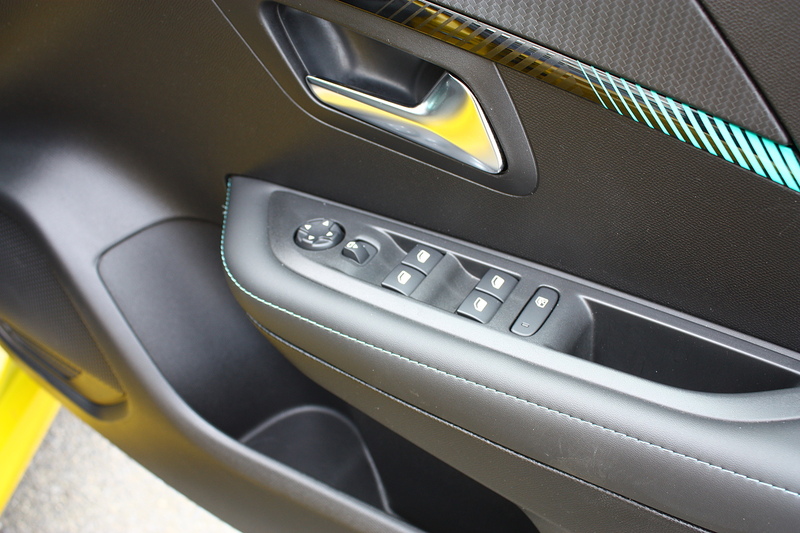 Peugeot 208 1.2 PureTech Allure Premium + - U305