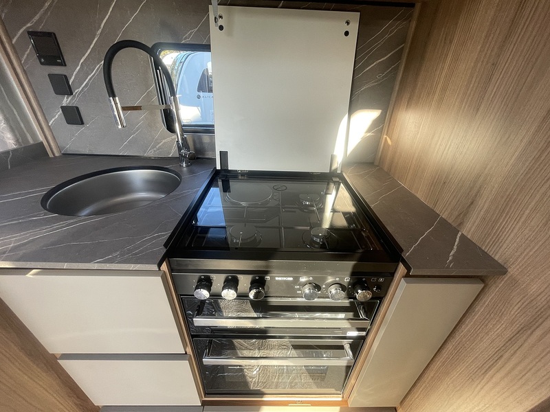 Bailey Alicanto Grande Deluxe Porto 2026 Caravan - Large 16
