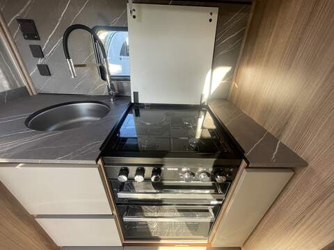 Bailey Alicanto Grande Deluxe Porto Caravan - N2140