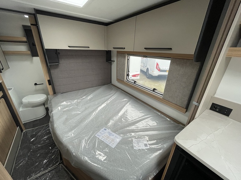 Bailey Phoenix Black Edition 440 2026 Caravan - Large 13