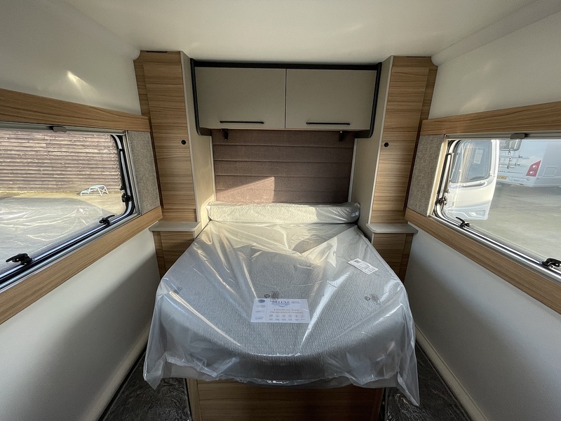 Bailey Phoenix Black Edition 640 2026 Caravan - Large 16